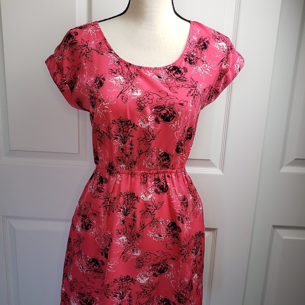 Candie's cute dress with pocket detail. XS